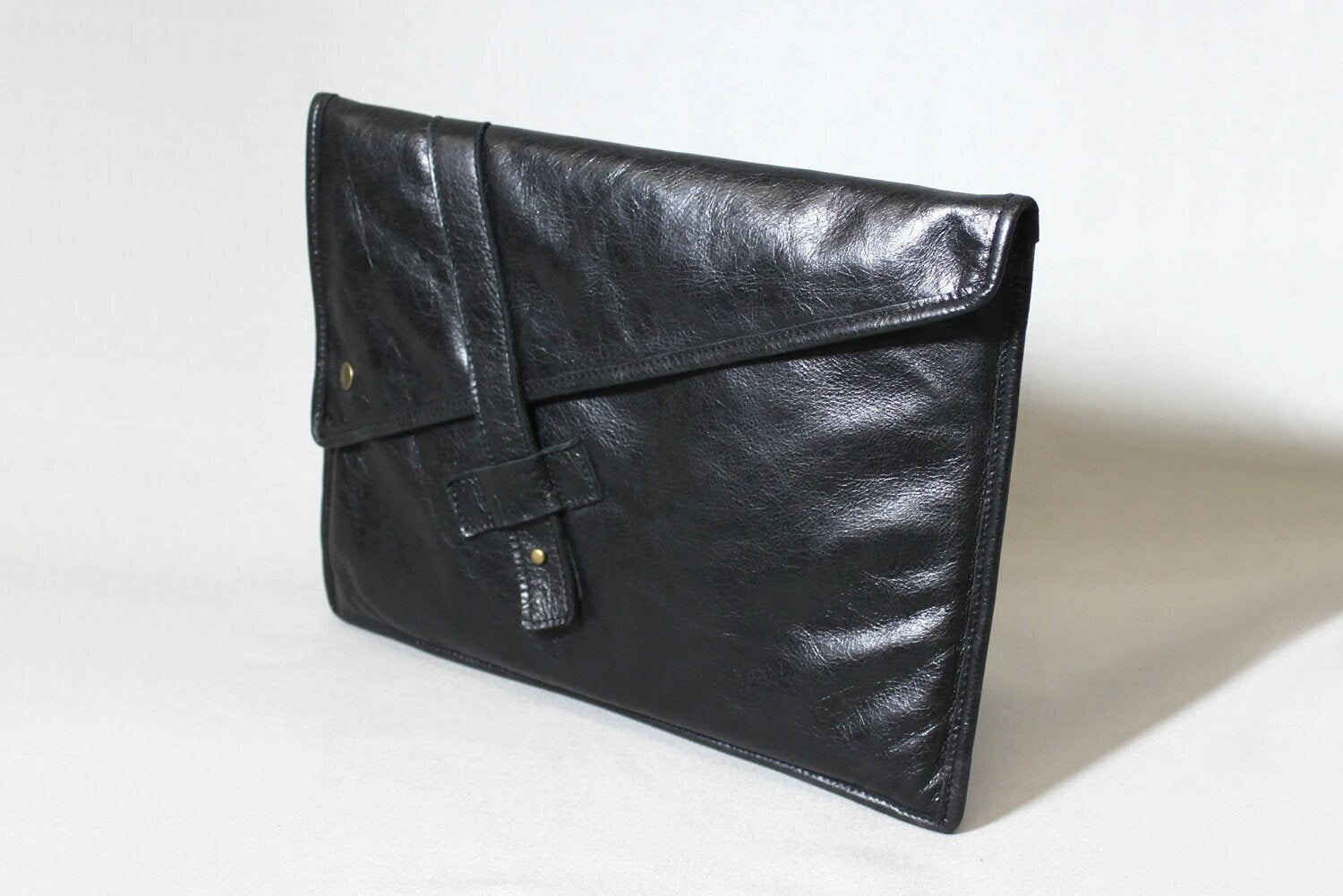 PKG_SlimSleeve_Leather_Black_FrontAngle_5x3_300dpi_2048x_6a4c135a-7a30-48f8-b2fe-553f4f1758c5.jpg