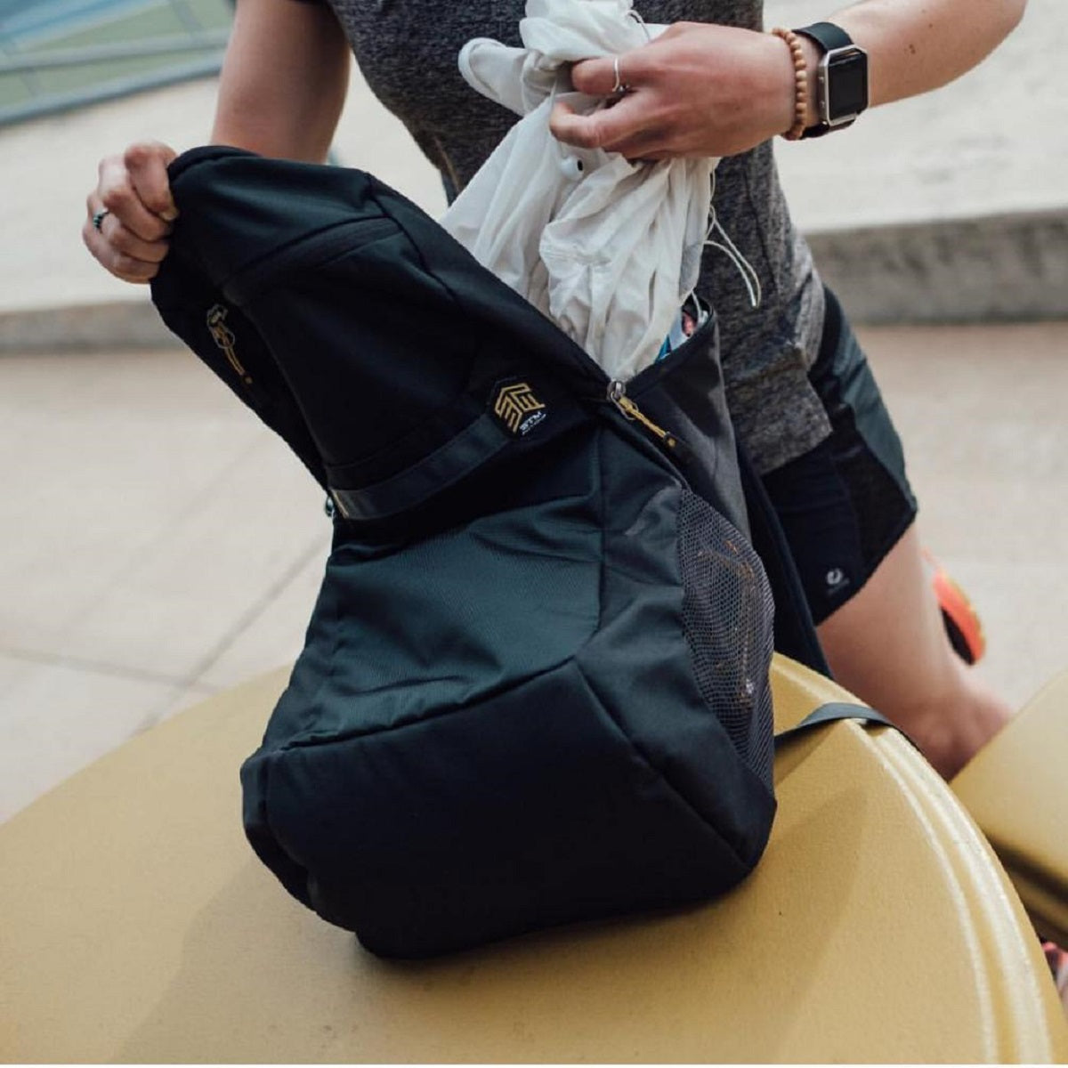 stmgoods_Stories_Saga_black_huge_opening_compartment.jpg