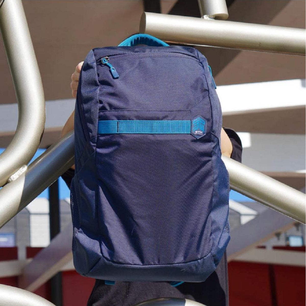 stmgoods_Stories_Saga_navy_blue_beach_2.jpg